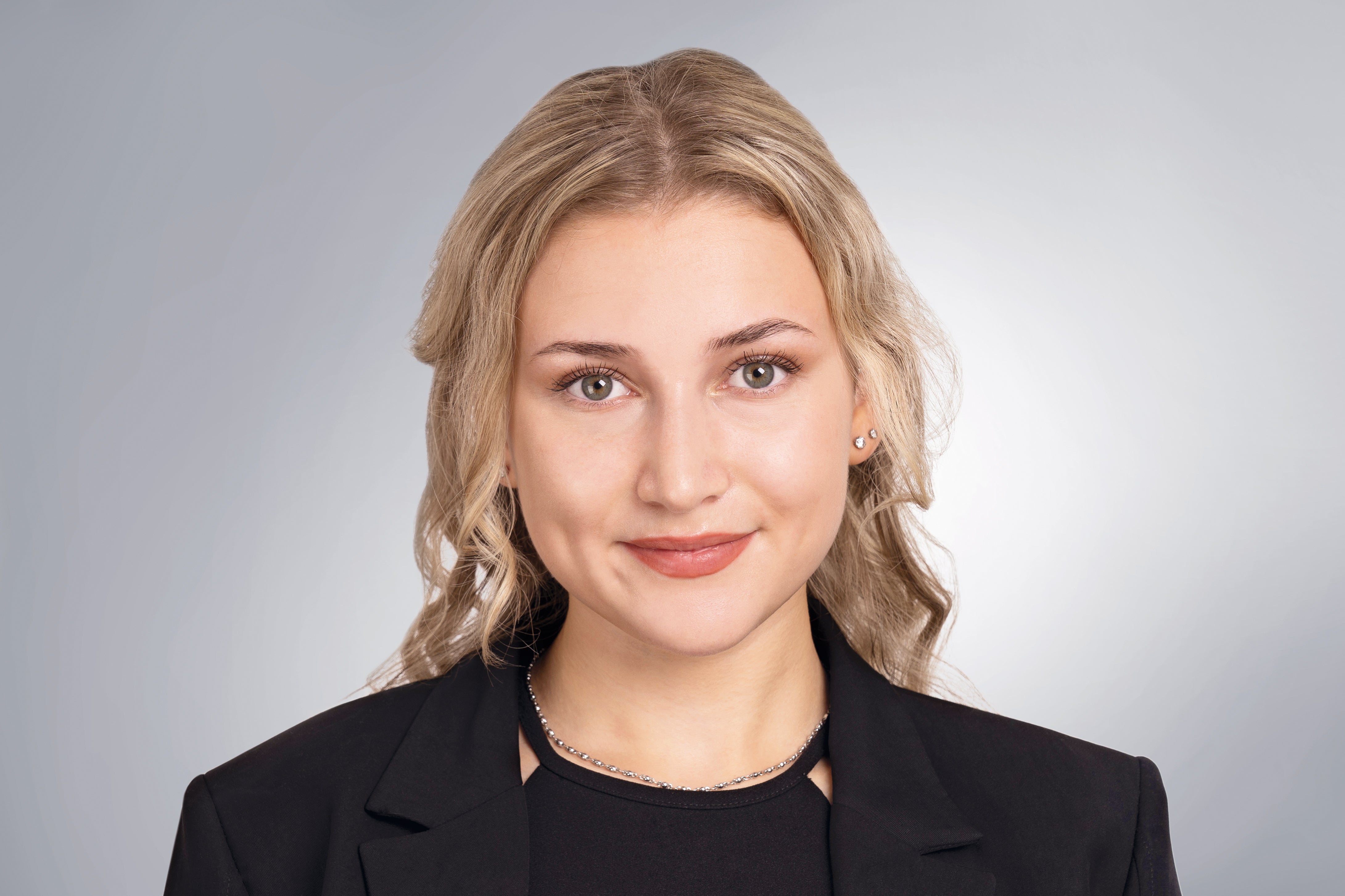 Portrait von Anna Grimm, Werkstudentin UX Designerin  bei ABRIO