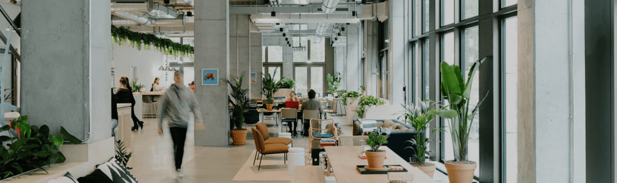 Eingang WeWork Arbeitsplatz der ABRIO GmbH