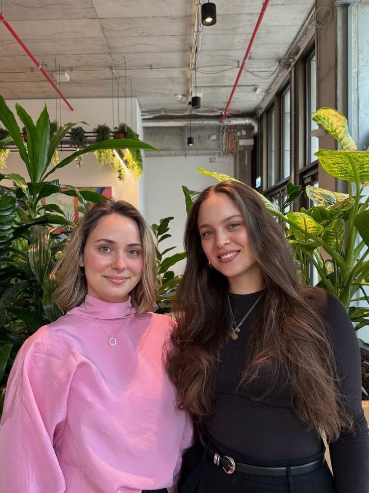 Foto von Yarden und Eva 1-jähriges Jubiläum im WeWork Frankfurt 